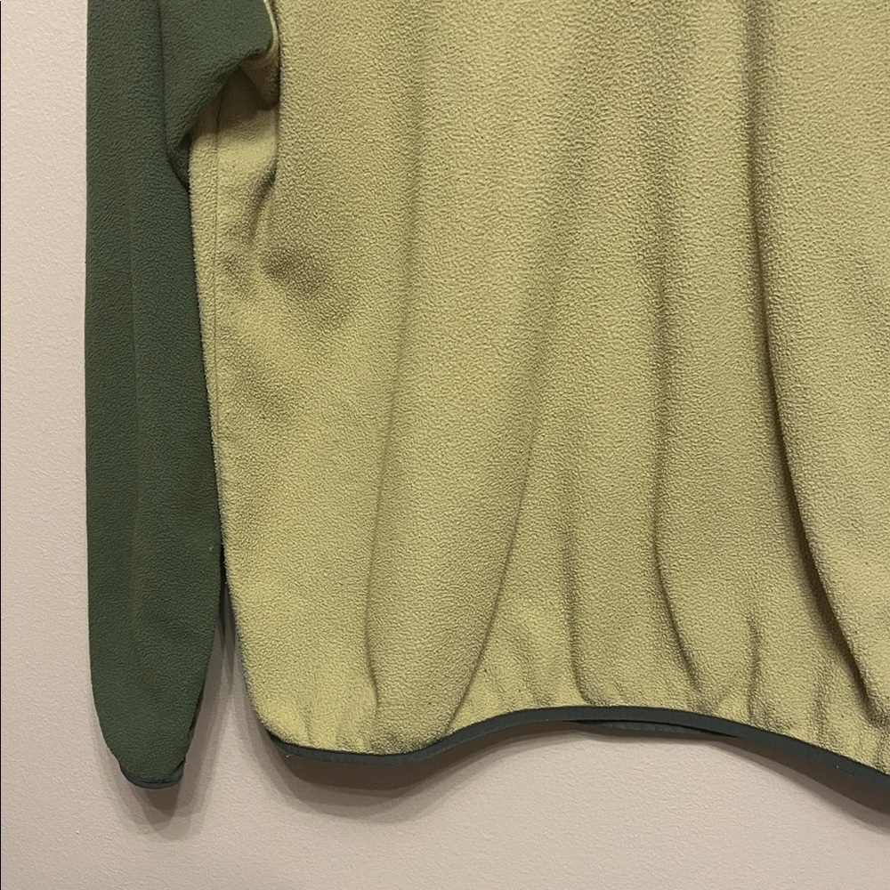 Patagonia Women's Green and Tan Fleece Pullover - Picture 5 of 13